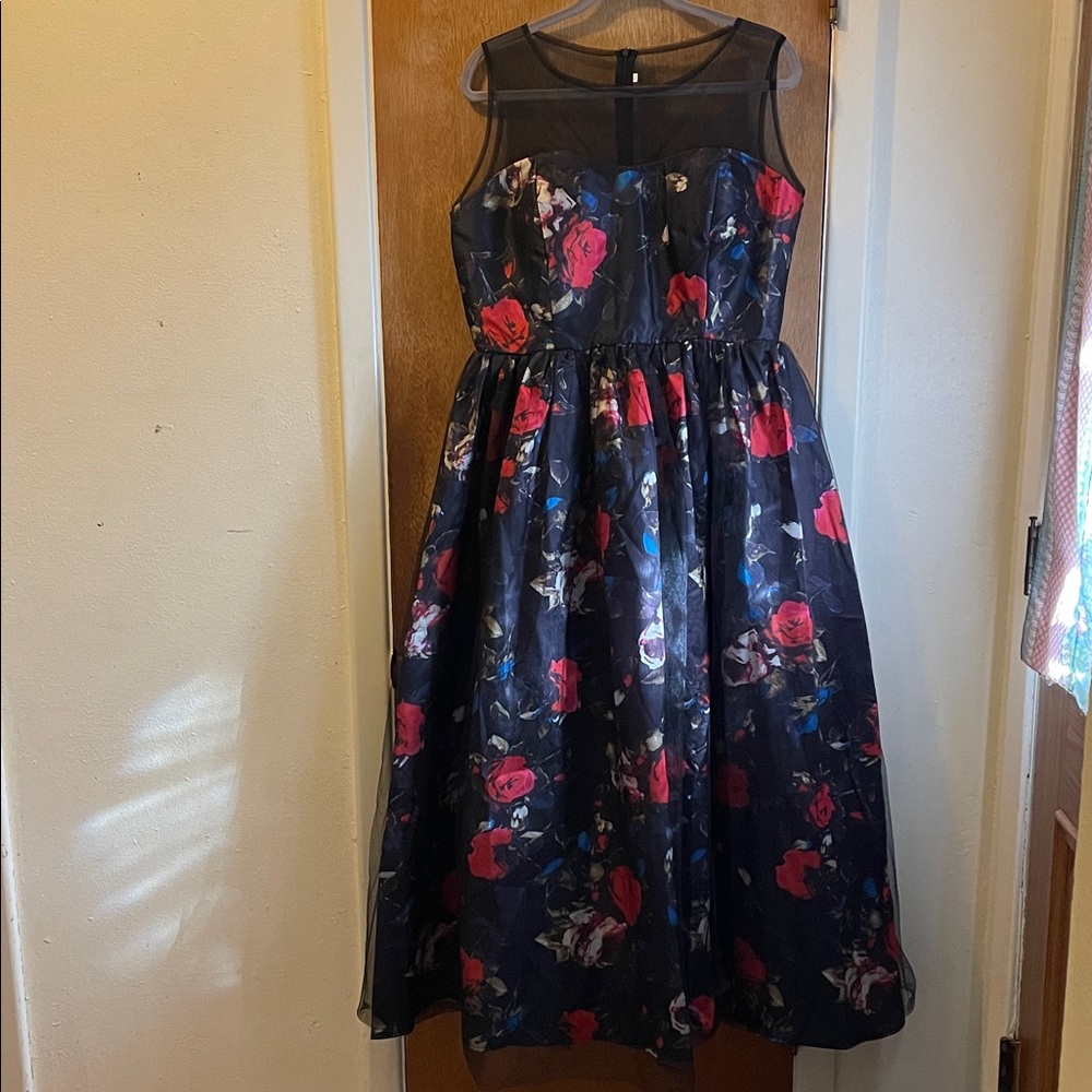 Elegant Floral Maxi Dress - Black and Red Mysterious Woman